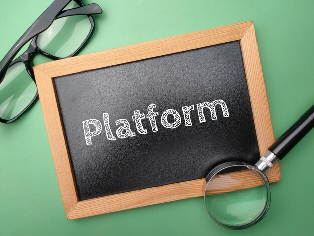 Glazen en vergrootglas met het woord Platform