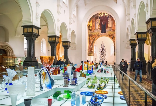 Glazen exposities van de tentoonstelling Crystal Museum St George's Cathedral GusKhrustalny