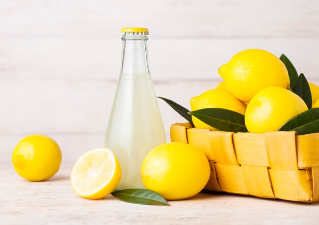Glazen fles biologische verse citroensap vruchten