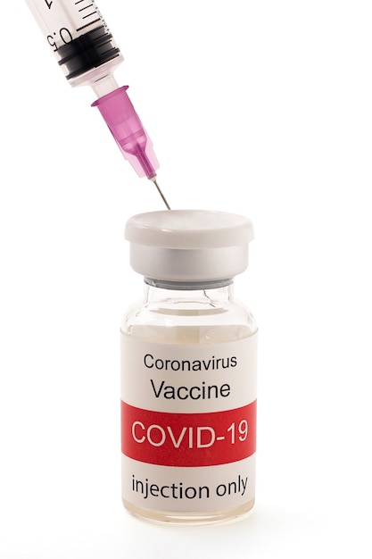 Glazen fles Covid-19 vaccin en spuit geïsoleerd op een witte achtergrond, rood en wit label, gezondheidszorg en medisch concept. Injectieapparaat om de verspreiding van COVID-19 (Corona Virus) te voorkomen.