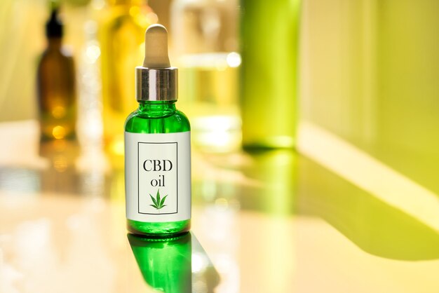 Glazen flesje CBD OLIE, tinctuur met etiket van de laboratorium cannabis olie