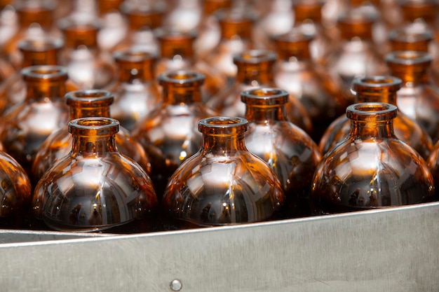 Foto glazen flessen in een fabriek voor de productie van medische en diergeneesmiddelen