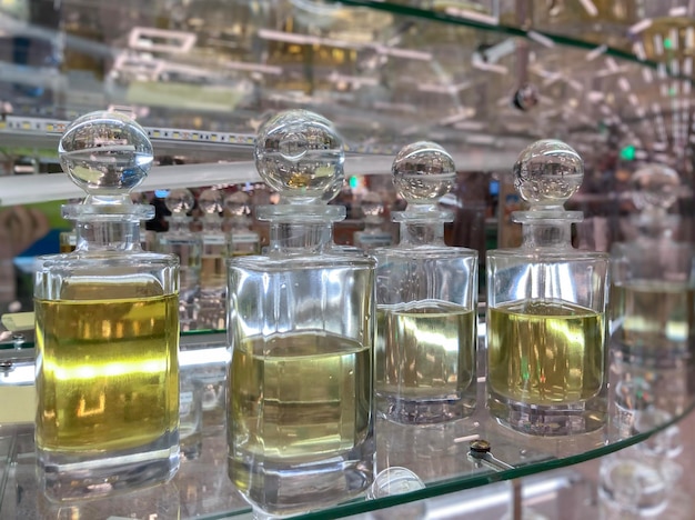 Glazen flessen met parfum op een glazen plank