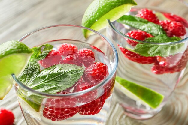 Glazen frambozenlimonade op tafel, close-up