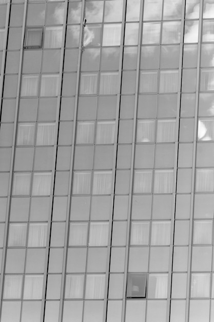 Glazen gevel achtergrond met blauwe lucht reflectie Moderne architectuur en structuur Bouw en ontwerp Commercieel vastgoed of onroerend goed Succes en toekomstig concept