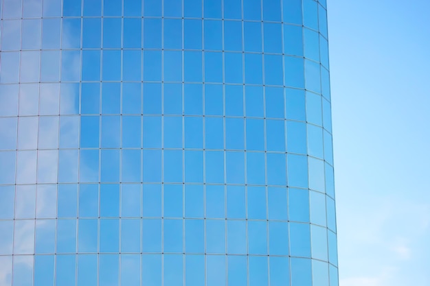 Glazen gevel van het gebouw tegen de lucht