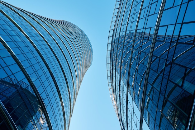 Glazen gevel van hoogbouw met geometrische lijnen Moderne architectuur