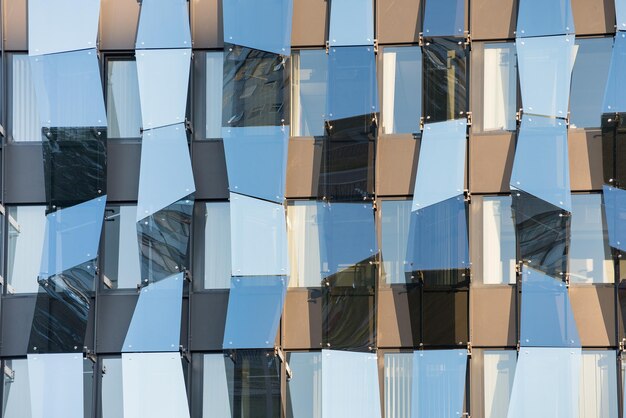 Glazen gevelgebouwen met een onregelmatige geometrie Modern gebouw in hitech-stijl