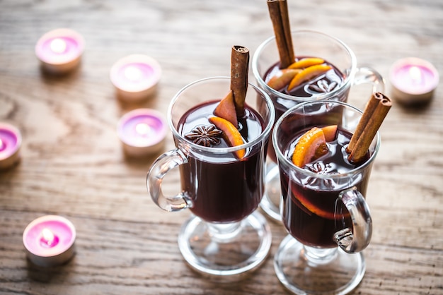 Glazen glühwein bij kaarslicht