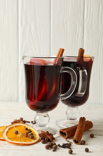 Glazen glühwein op witte houten achtergrond