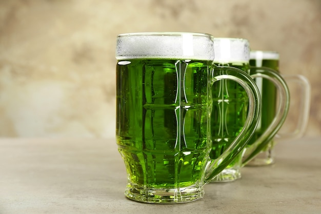 Glazen groen bier op grijze achtergrond. Saint Patrick's Day-viering