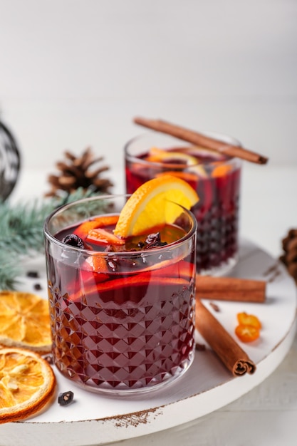 Glazen heerlijke glühwein op wit bord