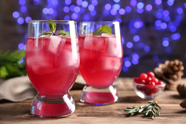 Glazen heerlijke wijn spritzer op de achtergrond wazig lichten