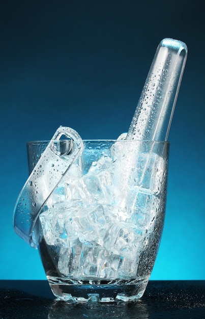 Foto glazen ijsemmer op donkerblauwe achtergrond