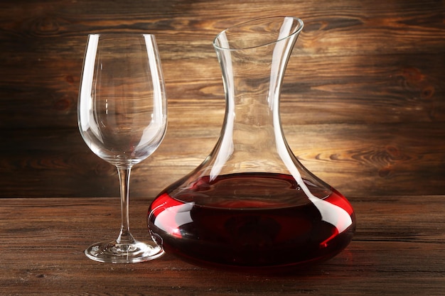 Glazen karaf wijn op houten achtergrond