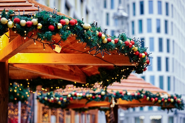 Glazen kerstboomversieringen op de kerstmarkt in Duitsland in Europa in de winter. Duitse Nachtstraat Xmas en vakantiebeurs in Europese stad of gemeente. Kaiser-Wilhelm-Gedächtniskirche