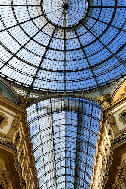 Glazen koepel van galleria vittorio emanuele in milaan, italië