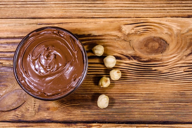 Glazen kom met chocopasta op een houten tafel Bovenaanzicht