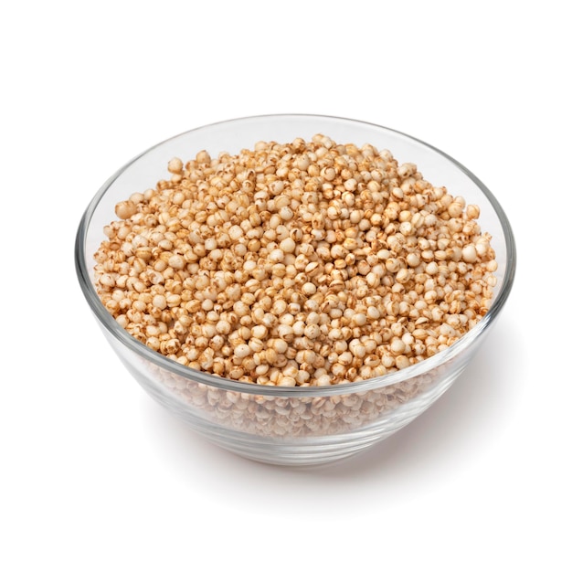 Glazen kom met gepofte quinoa close-up op witte achtergrond