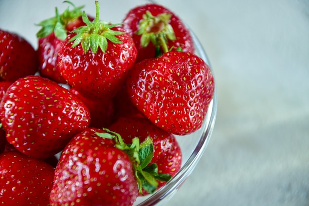 Glazen kom met rijpe aardbeien