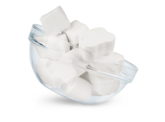 Glazen kom met witte marshmallows op een witte achtergrond