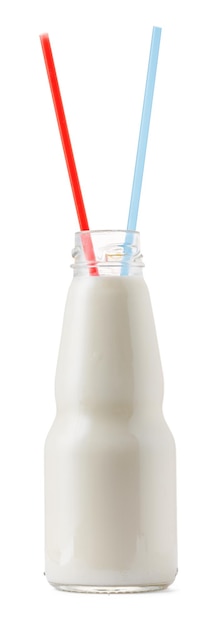 Glazen kopje melk met een rietje op wit wordt geïsoleerd