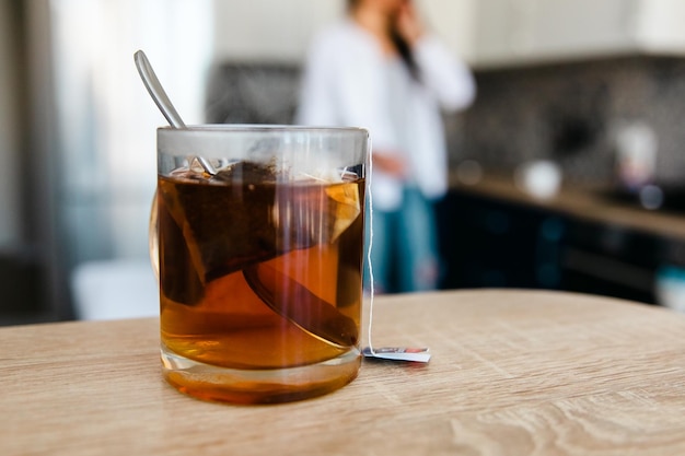 Glazen kopje thee op de keuken