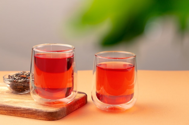 glazen kopjes zwarte thee op beige tafel close-up