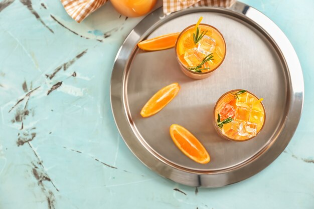 Glazen lekkere oranje cocktail op dienblad