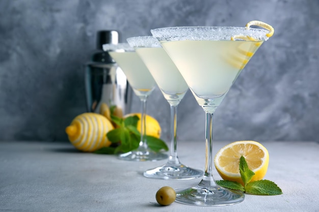 Glazen lemon drop martini met schil op tafel