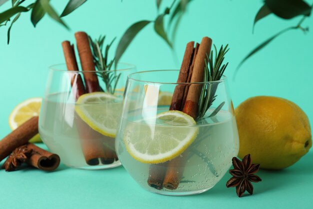 Glazen limonade met kaneel en rozemarijn op muntoppervlak