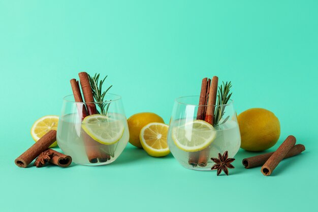 Glazen limonade met kaneel en rozemarijn op muntoppervlak