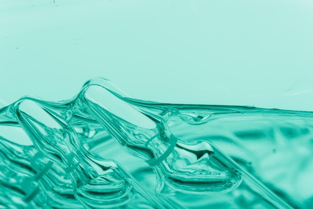 Glazen medische ampul injectieflacon voor injectie Geneeskunde is vloeibaar natriumchloride met een waterige oplossing in ampulla Close-up flessen ampul multicolor op achtergrondkleur en water Menselijk plasma