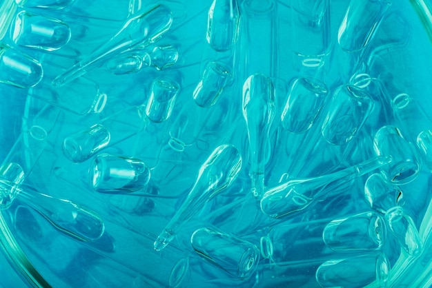 Glazen medische ampul injectieflacon voor injectie Geneeskunde is vloeibaar natriumchloride met een waterige oplossing in ampulla Close-up flessen ampul multicolor