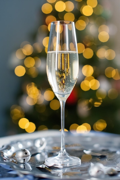 Glazen met champagne bij de kerstboom