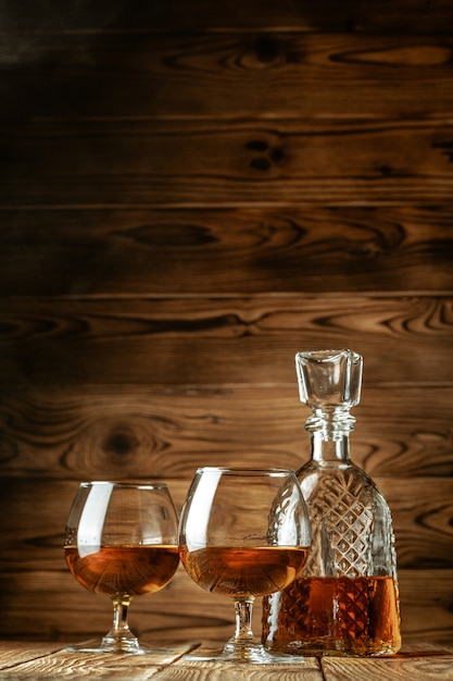 glazen met cognac, whisky staan op de bar