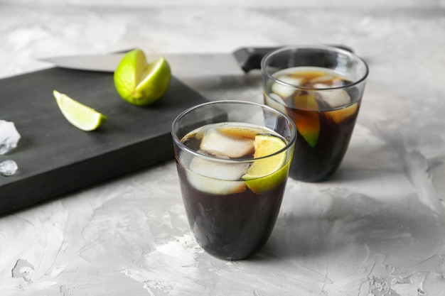 Glazen met Cuba Libre cocktail op tafel