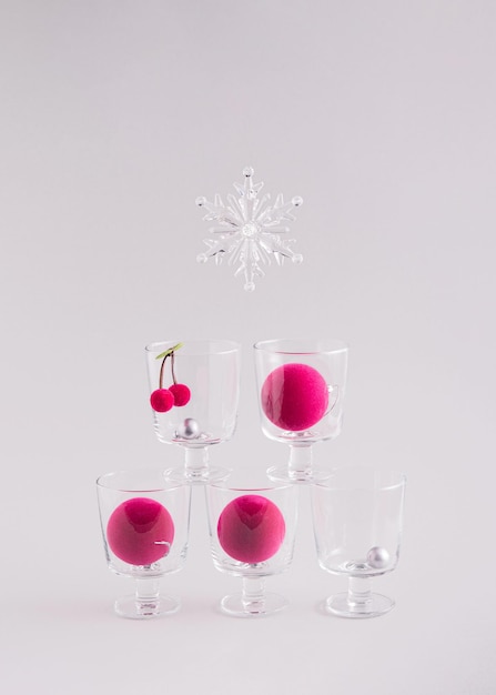 Glazen met decoratie erin in de vorm van een kerstboom op een grijze achtergrond Nieuwjaarsconcept