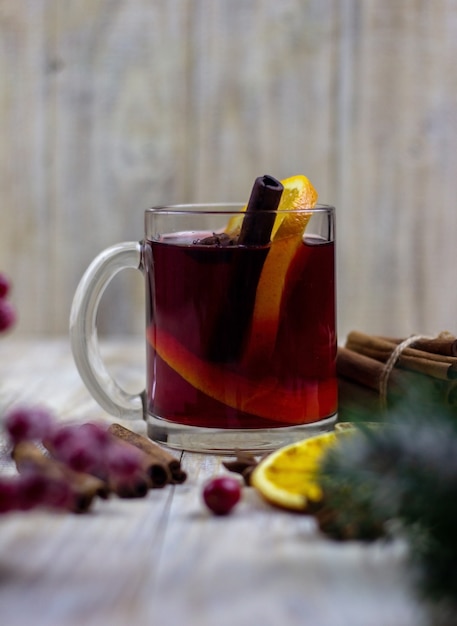 Glazen met glühwein op een houten ondergrond. nieuwjaarsconcept