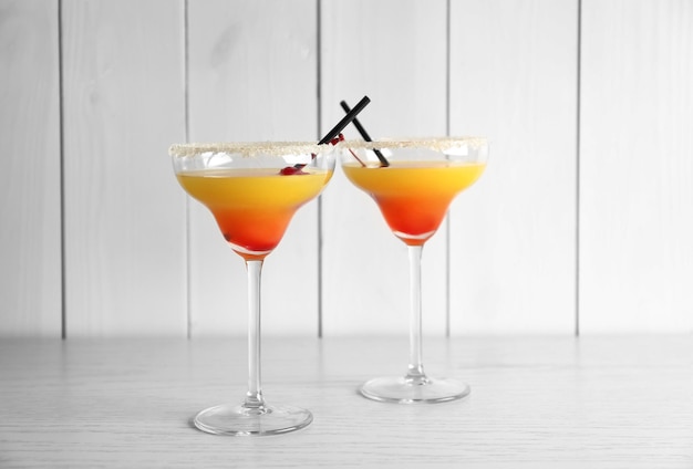 Glazen met lekkere exotische cocktail op tafel