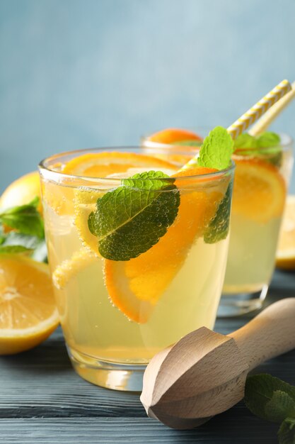 Glazen met limonade op houten oppervlak