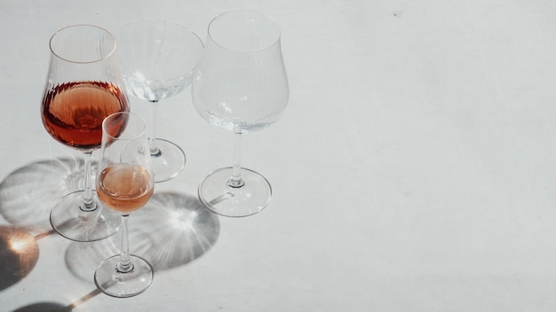 Glazen met rose wijn op een stenen achtergrond Platliggende stijl Contrasterende schaduwen trend