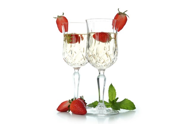Glazen met Rossini-cocktail die op witte achtergrond wordt geïsoleerd