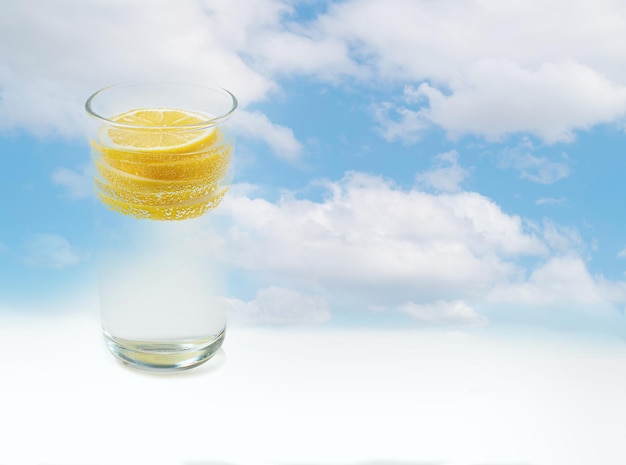 Glazen met vers citroenwater of huisgemaakte limonade