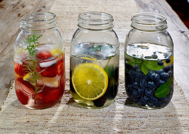 Foto glazen met water en stukjes fruit