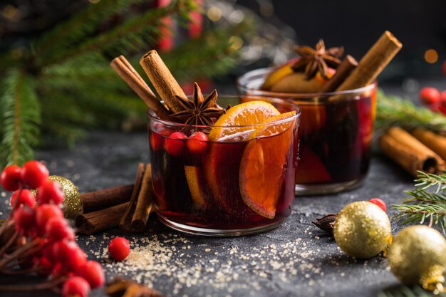 Glazen mokken glühwein met kruiden en citrusvruchten. traditionele warme drank of drank, feestelijke cocktail met kerstmis of nieuwjaar