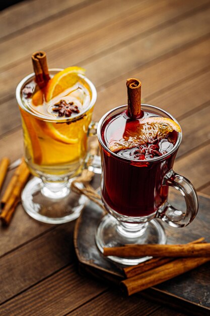 Glazen mokken glühwein met kruiden en sinaasappel