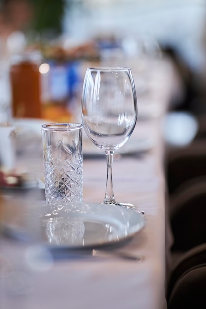 glazen op een geserveerde tafel met een wit tafelkleed glazen op een geserveerde tafel zetten