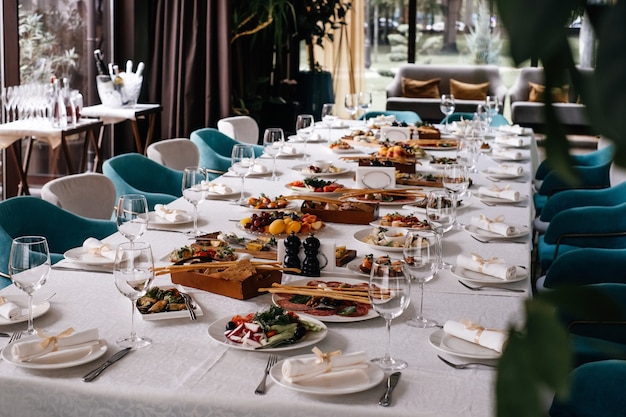 Glazen op restauranttafel vol eten bij raam