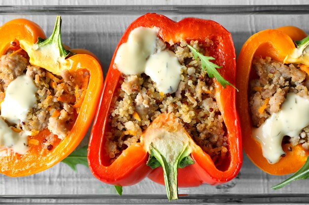 Glazen ovenschaal met quinoa gevulde paprika's, close-up